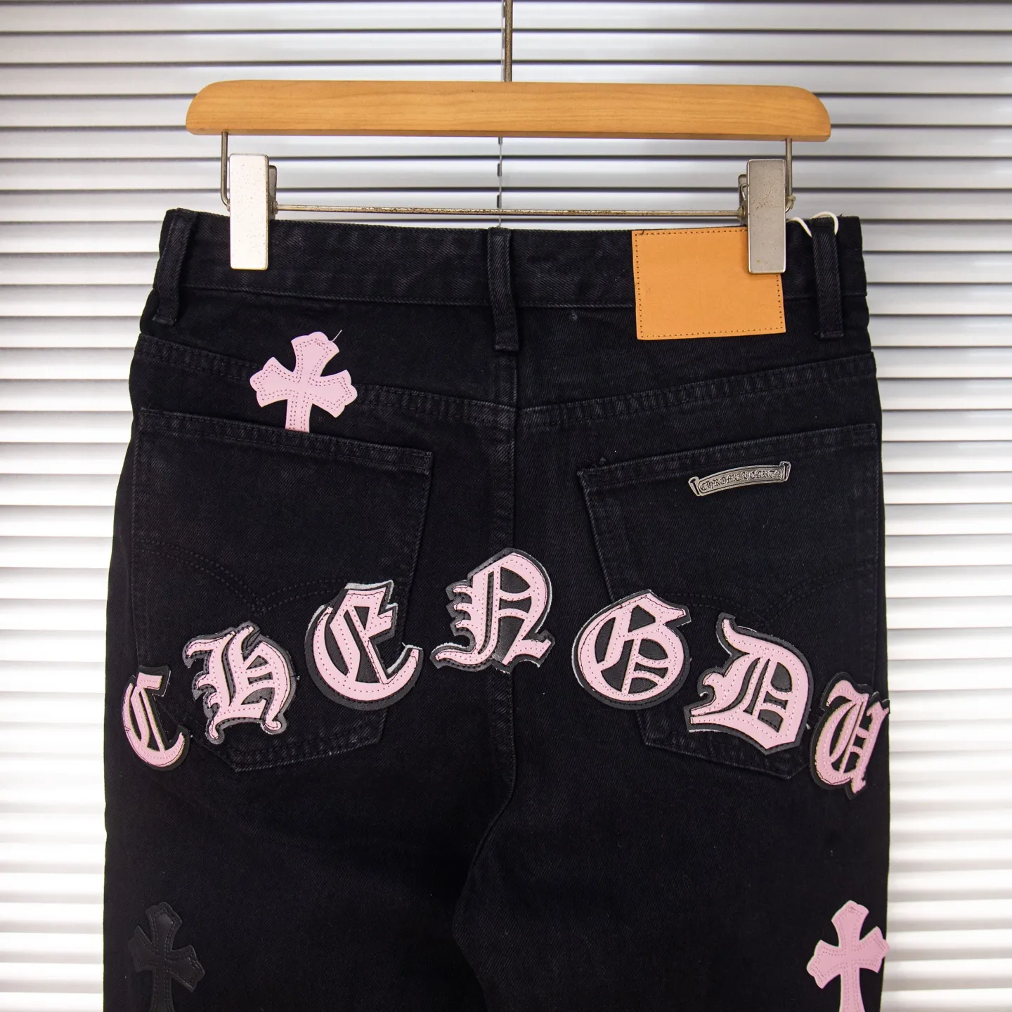 P260 Chrome Hearts Black Pants Sanskrit Black Pink Multi-Leather Jeans CH jeans need to be washed after the finished product is disassembled and then hand-stitched with sheepskin cross leather and then spliced ​​together to complete. The whole piece has too many craftsmanship to explain, patchwork cross flower embellishment, high-waisted washed jeans! ! Absolutely high-end luxury products, god-level single products and super popular products, made with top heavy industry, a must-see magic weapon. Customized hardware. The fabric is thick and soft after washing. It has good breathability. Customized small leather label. Unique design. The details are simple and elegant, and the workmanship is exquisite. The entire trousers are neatly routed and the details are in place! It’s so cool that both men and women can easily control the genderless trend! Style number: 1871# Color: black Size: 28 30 32 34